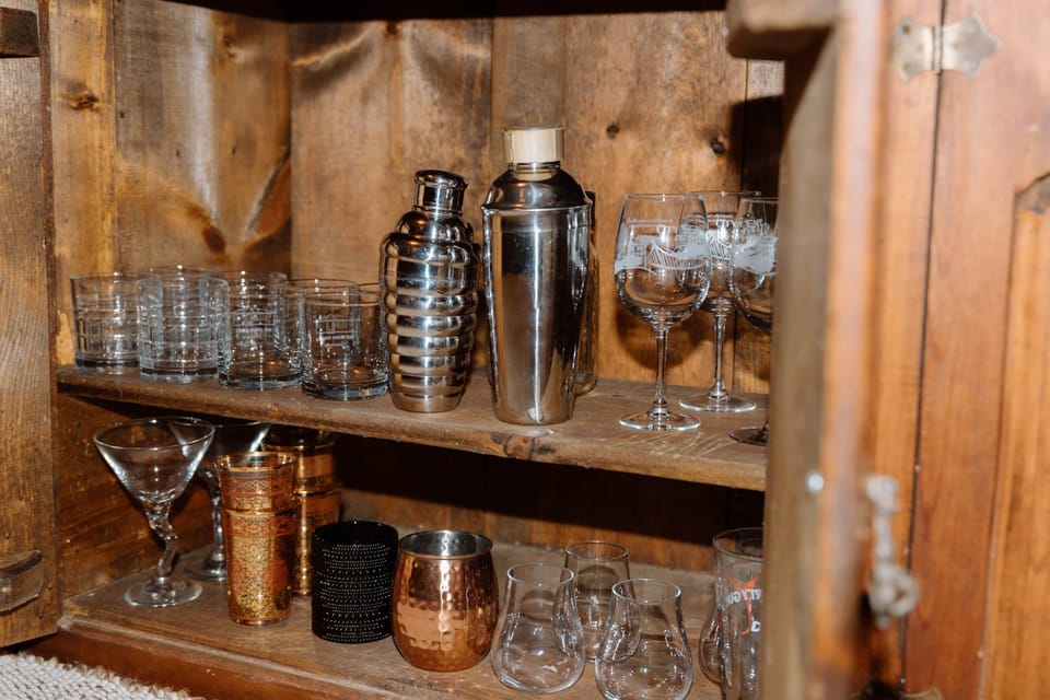 As an bar should have, we've got all the making for a cocktail/glass of wine.