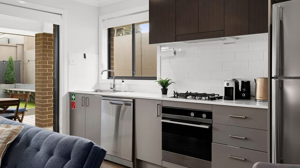 A bright and welcoming kitchen for every meal.