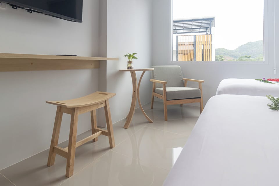 Deluxe Triple Room, City View | Living area