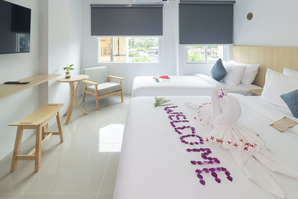 Deluxe Triple Room, City View | Desk, free WiFi