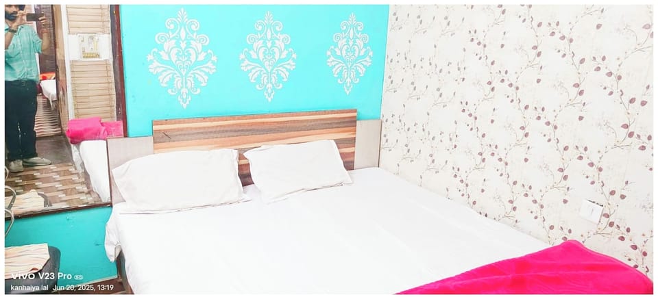 Deluxe Double Room, Air conditioning | Hypo-allergenic bedding, desk, soundproofing, free WiFi