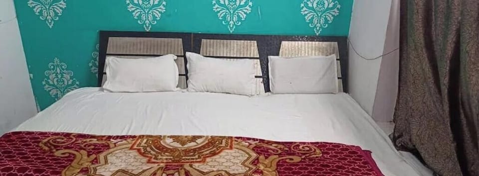 Deluxe Double Room, Air conditioning | Hypo-allergenic bedding, desk, soundproofing, free WiFi