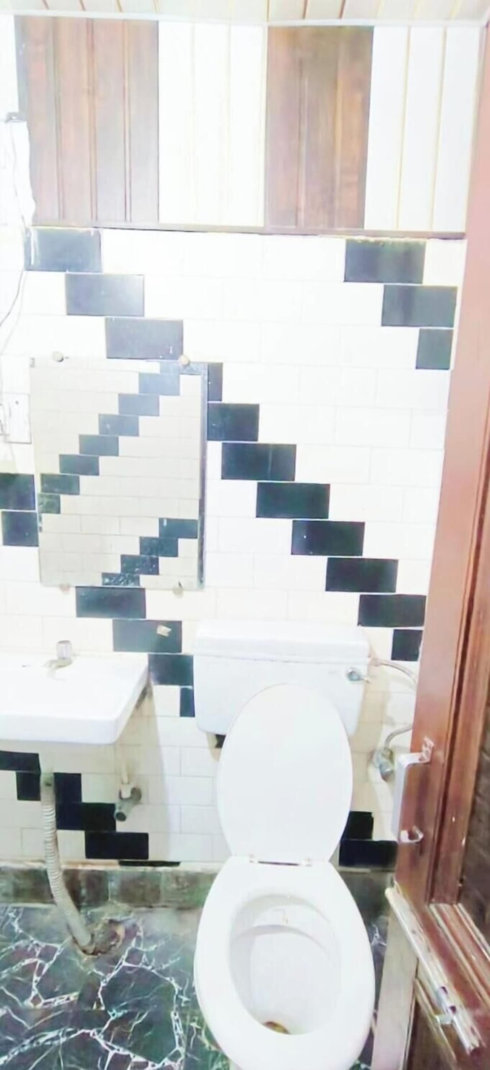 Deluxe Double Room, Air conditioning | Bathroom | Shower, rainfall showerhead, slippers, towels