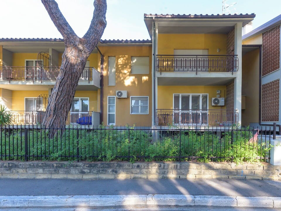 Building, Wall, Residential Area, Facade, Neighbourhood, House, Home, Human Settlement, Apartment, Door