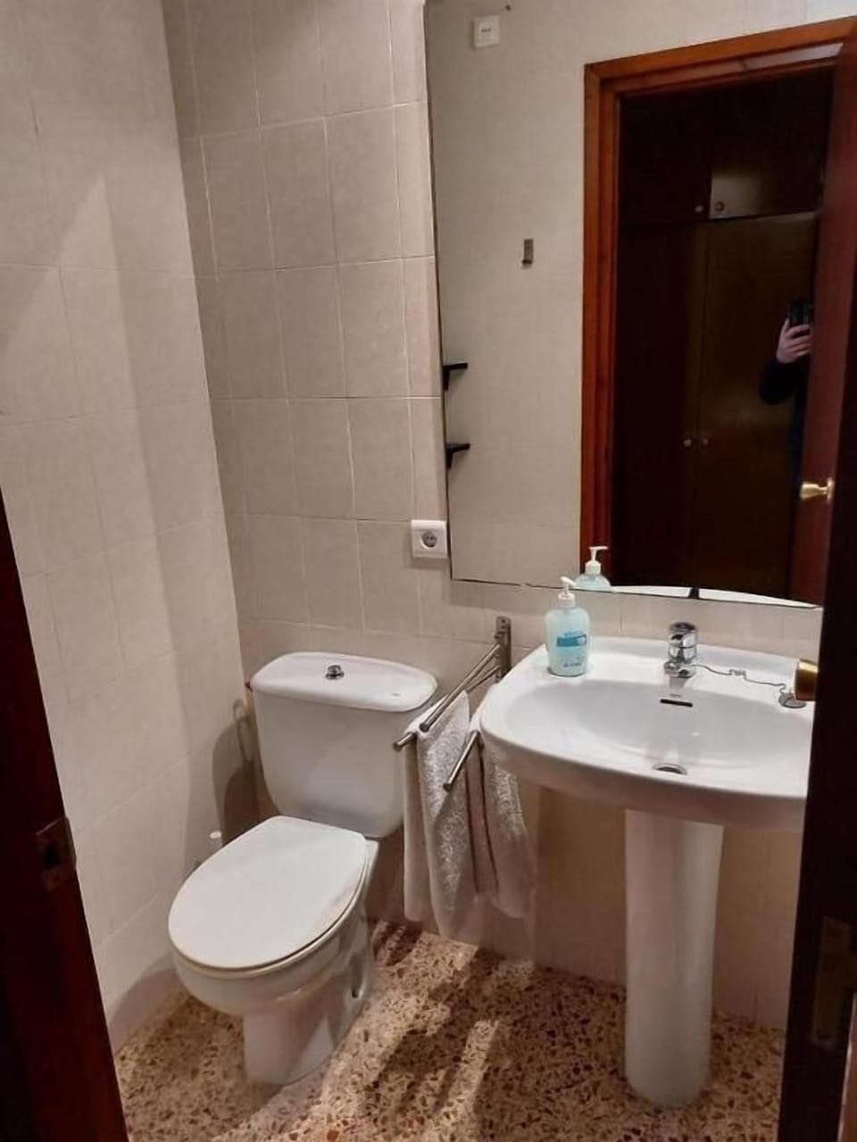 Combined shower/tub, towels, soap, shampoo