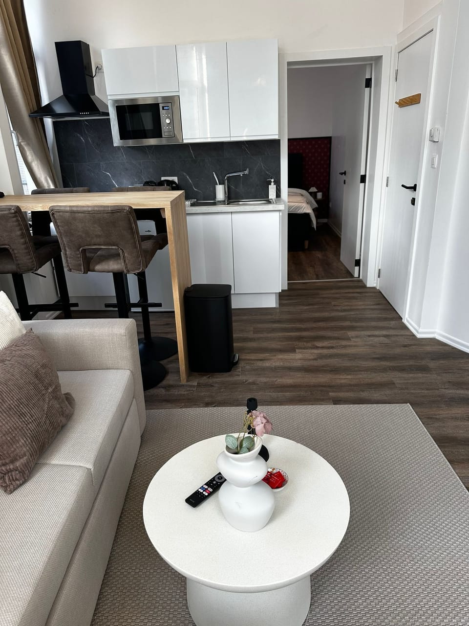 Basic Apartment | Private kitchen | Fridge, microwave, oven, stovetop