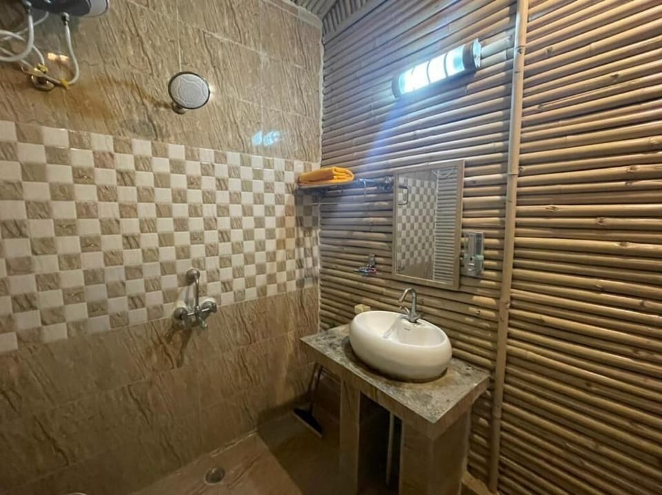 Towels, soap, shampoo, toilet paper