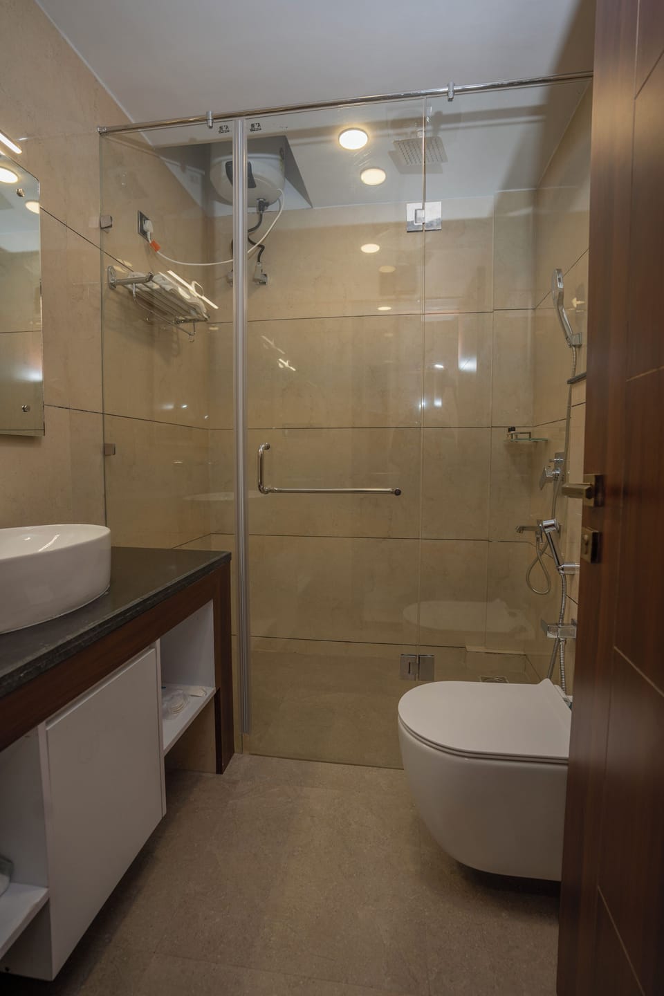 Combined shower/tub, slippers, soap, shampoo
