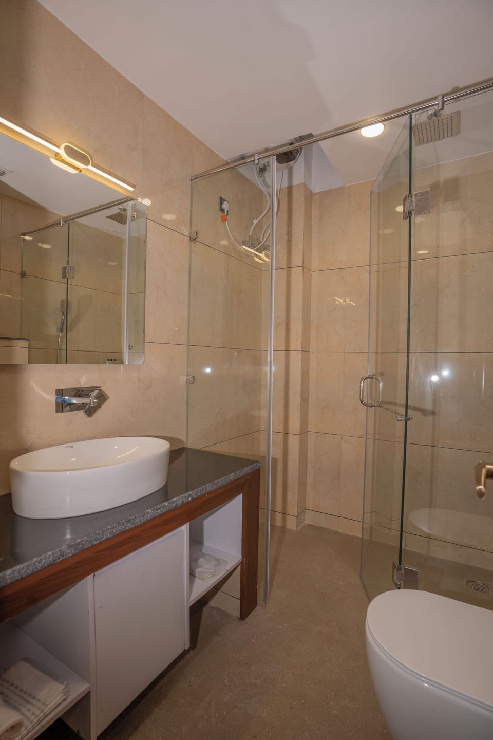 Deluxe Room | Bathroom | Combined shower/tub, slippers, soap, shampoo