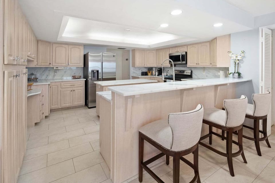 Large Kitchen with Breakfast Bar