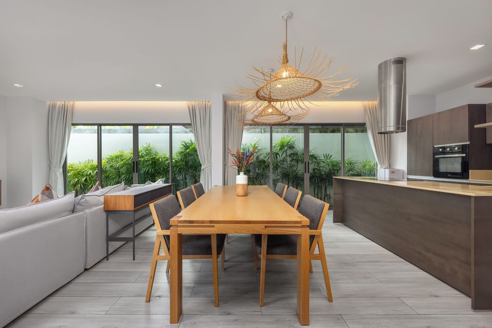 Design Villa, 4 Bedrooms, Pool View | In-room dining