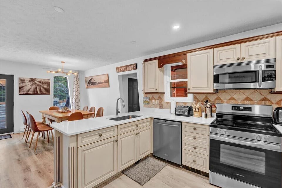Fully Equipped Kitchen with Open Layout
