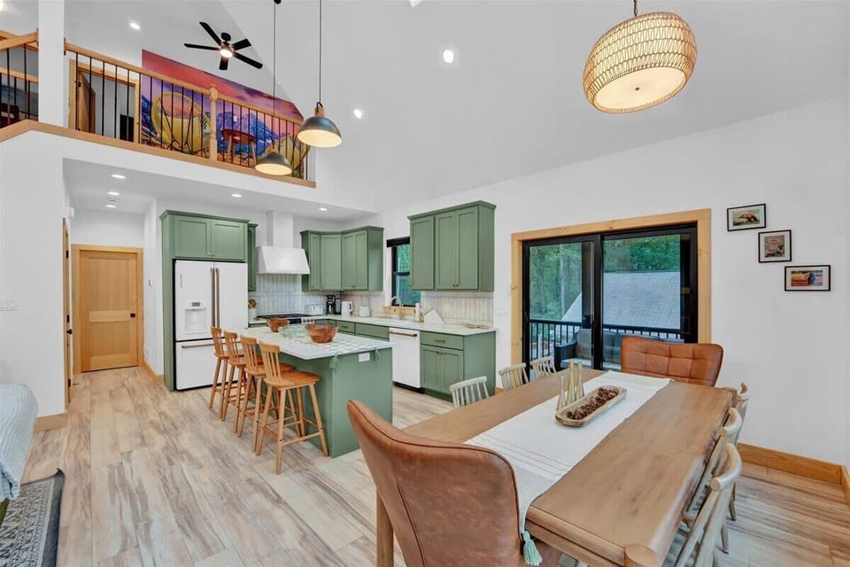 Fully stocked kitchen with modern finishes