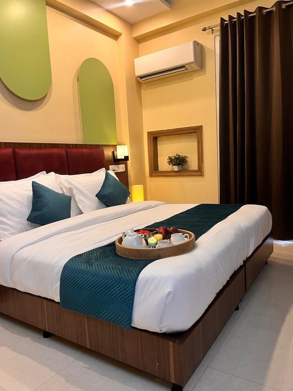 Pillowtop beds, in-room safe, desk, laptop workspace