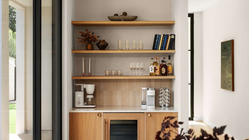Wet bar / coffee bar 