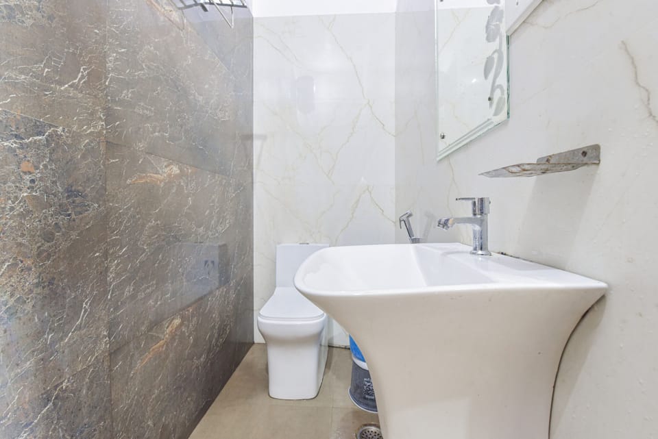 Deluxe Double Room, Balcony, Garden View | Bathroom | Shower, slippers, bidet, towels