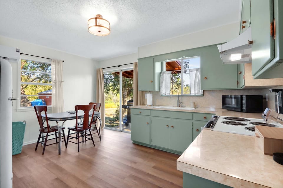 House, Multiple Beds, Patio (Guadalupe Bend Hideaway) | Private kitchen