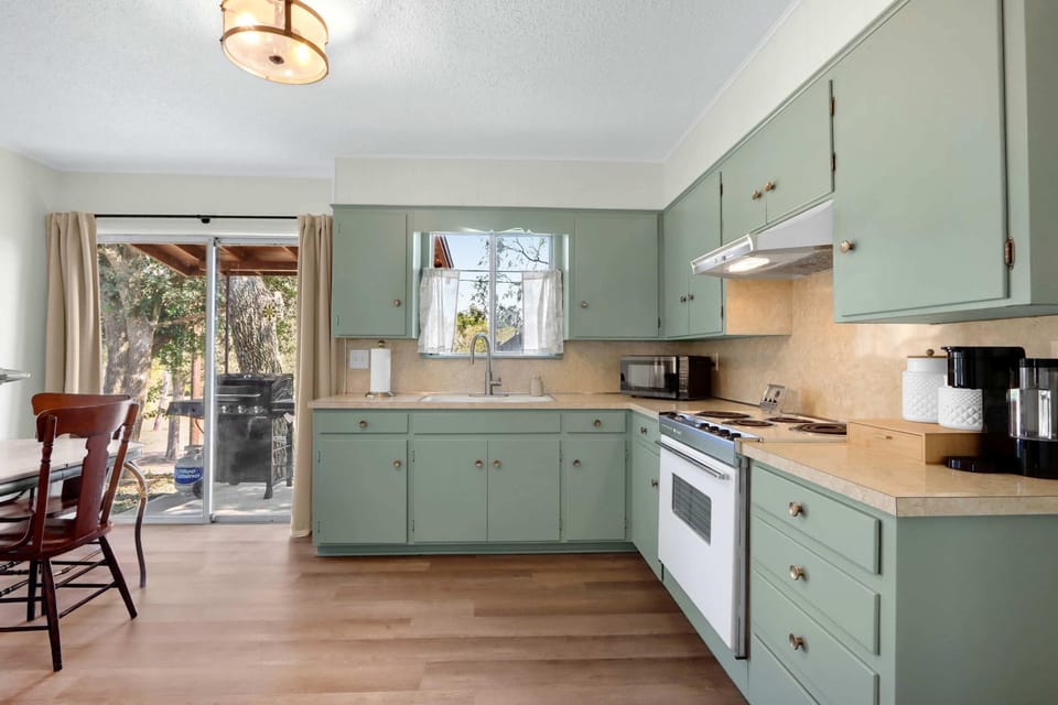 House, Multiple Beds, Patio (Guadalupe Bend Hideaway) | Private kitchen