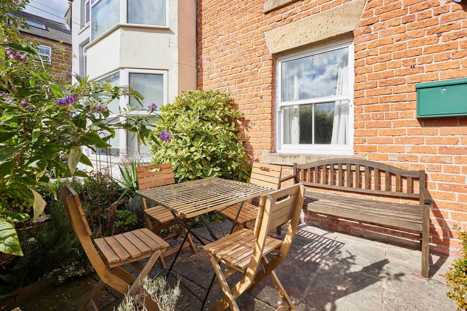Sunbeam Cottage, Lythe - Host & Stay