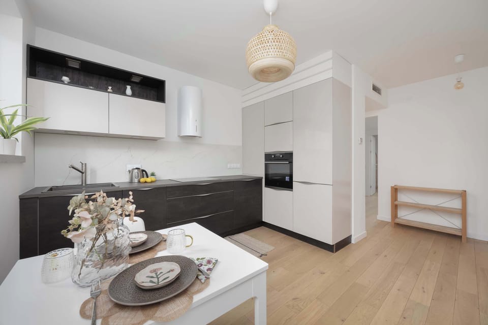 Natural light streams into the open kitchen, enhancing the warm and inviting ambiance.