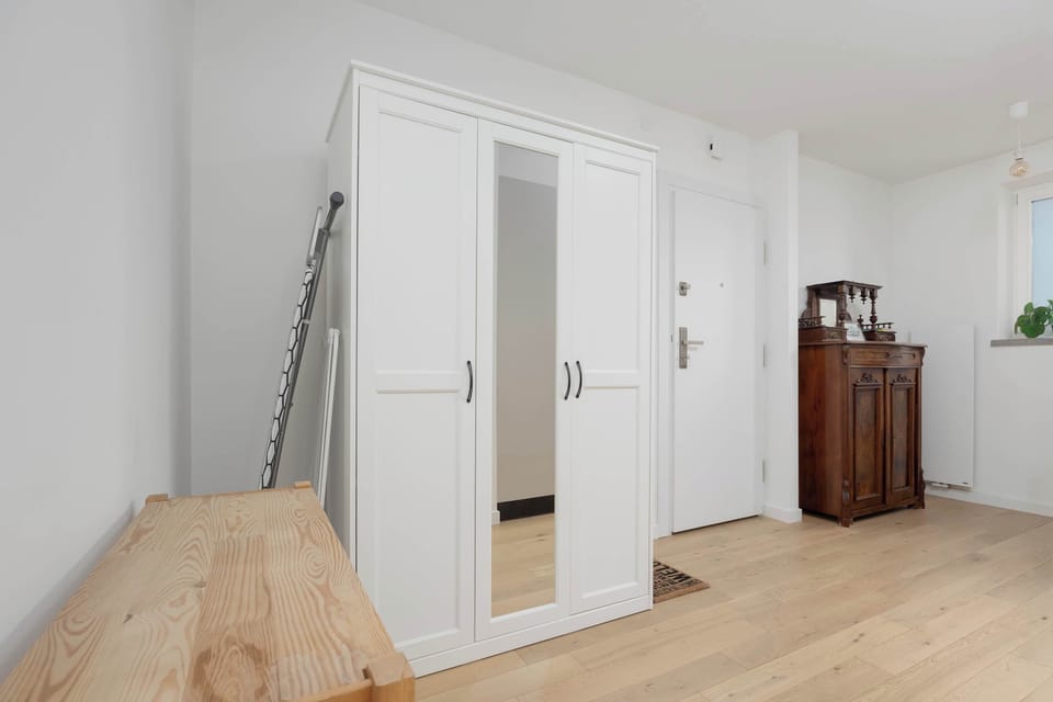The white wardrobe, with its clean lines and subtle elegance, provides a bright and organized space for all your belongings.
