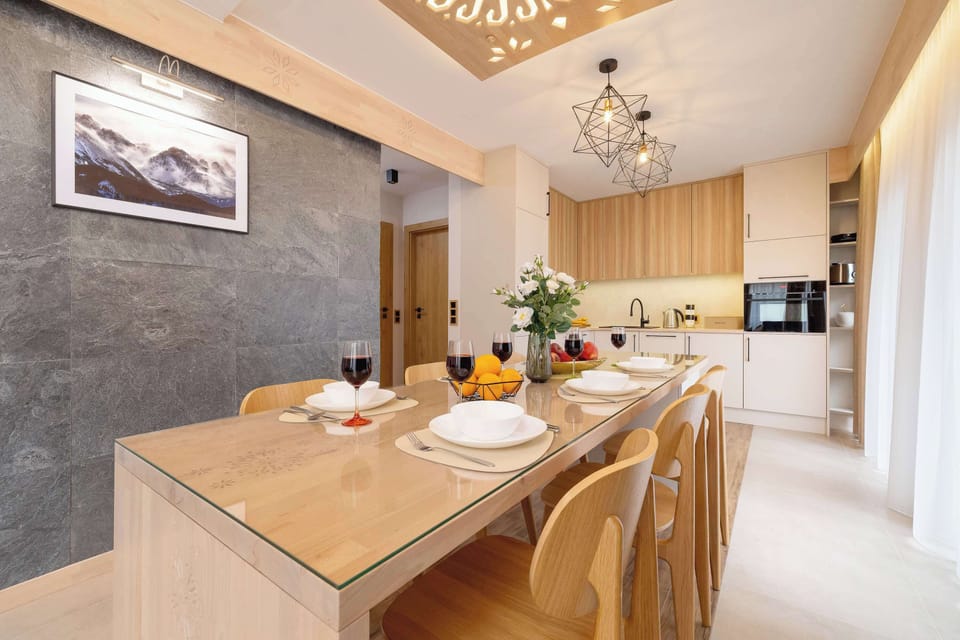 Spacious and bright dining area reminiscent of the Podchalan style.