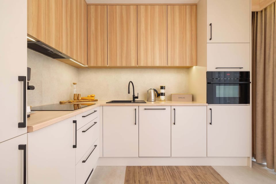 Complete kitchen view – Fully equipped kitchen with modern appliances and natural wood finishes.