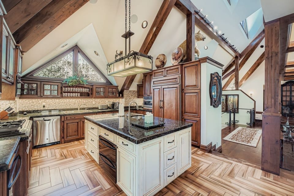House, 6 Bedrooms | Private kitchen | Coffee/tea maker, fridge, oven, electric kettle