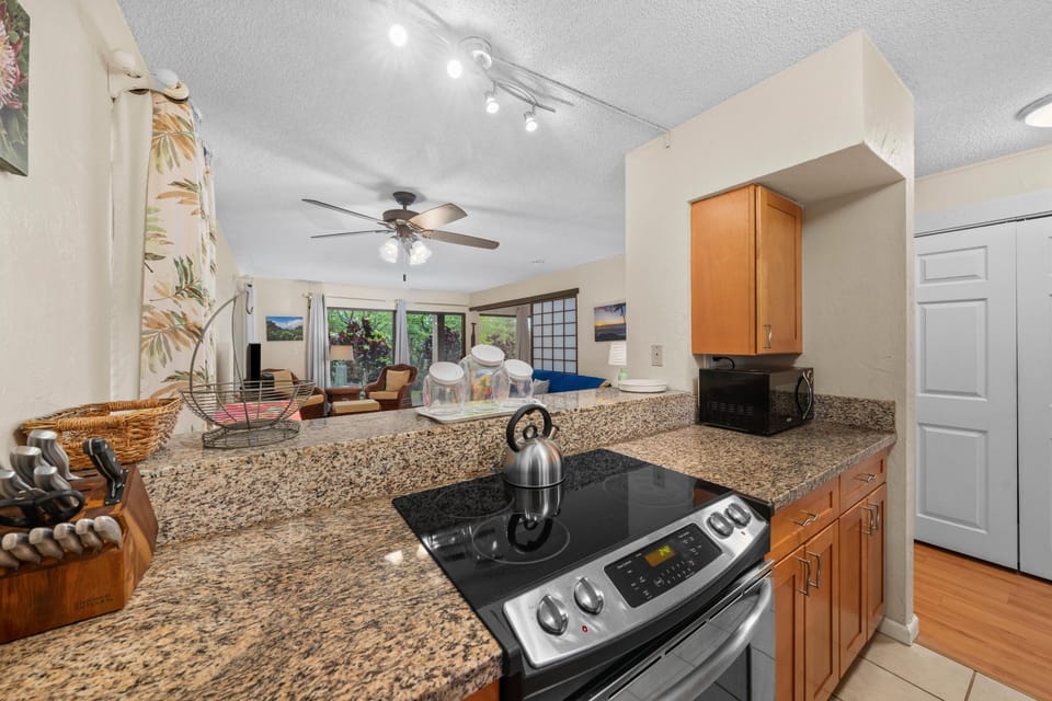 Condo, 2 Bedrooms | Private kitchen | Fridge, oven, coffee/tea maker, toaster