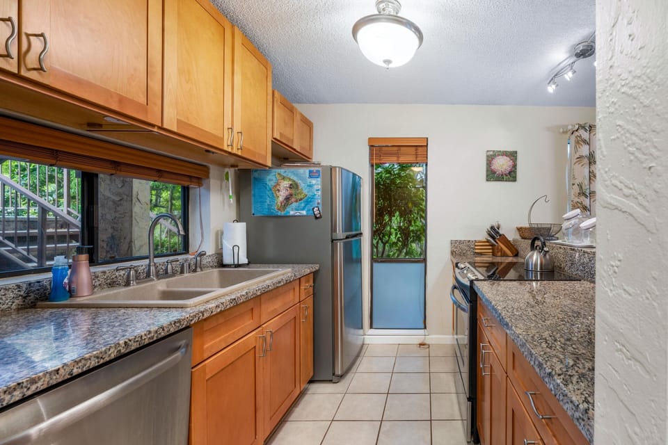 Condo, 2 Bedrooms | Private kitchen | Fridge, oven, coffee/tea maker, toaster
