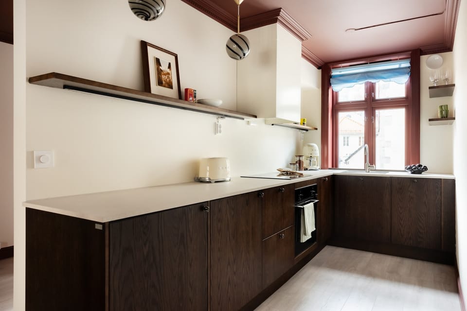 Cook like a local in this fully equipped kitchen—marble-style countertop, induction stove, and everything you need for breakfast or a quiet dinner at home after a day at Bryggen.