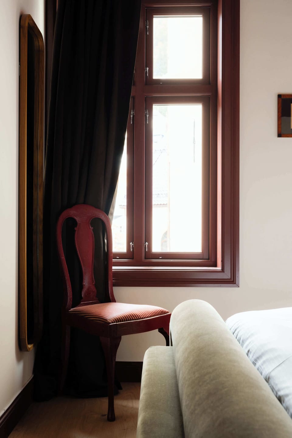 Wake up to soft daylight streaming through classic windows—ideal for a slow Bergen morning with coffee in bed