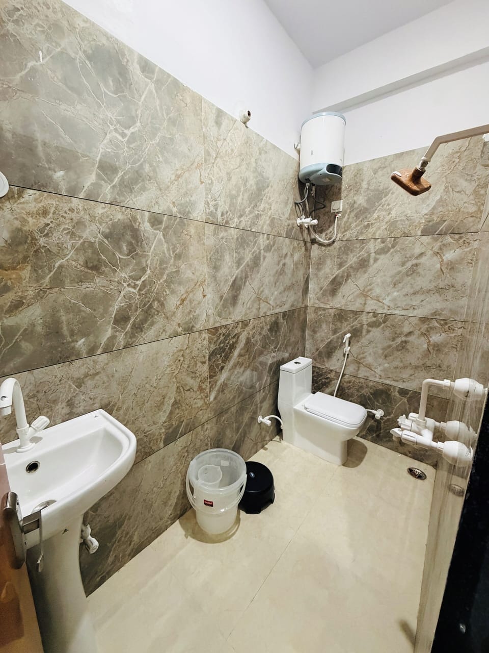 Deluxe Double Room | Bathroom | Shower, free toiletries, hair dryer, slippers
