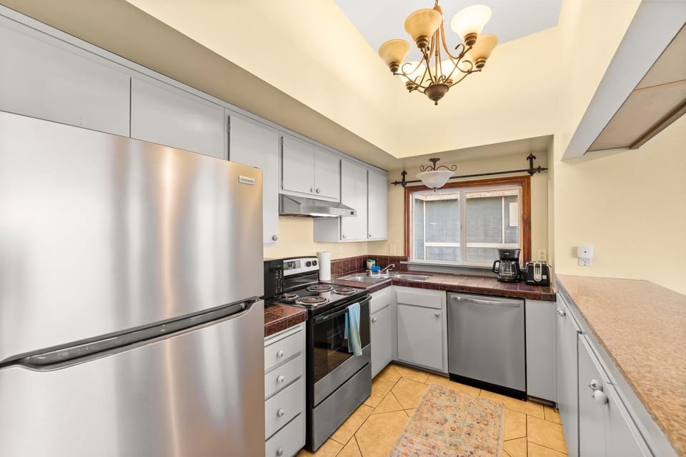Sleek and sparkling: your modern kitchen awaits.
