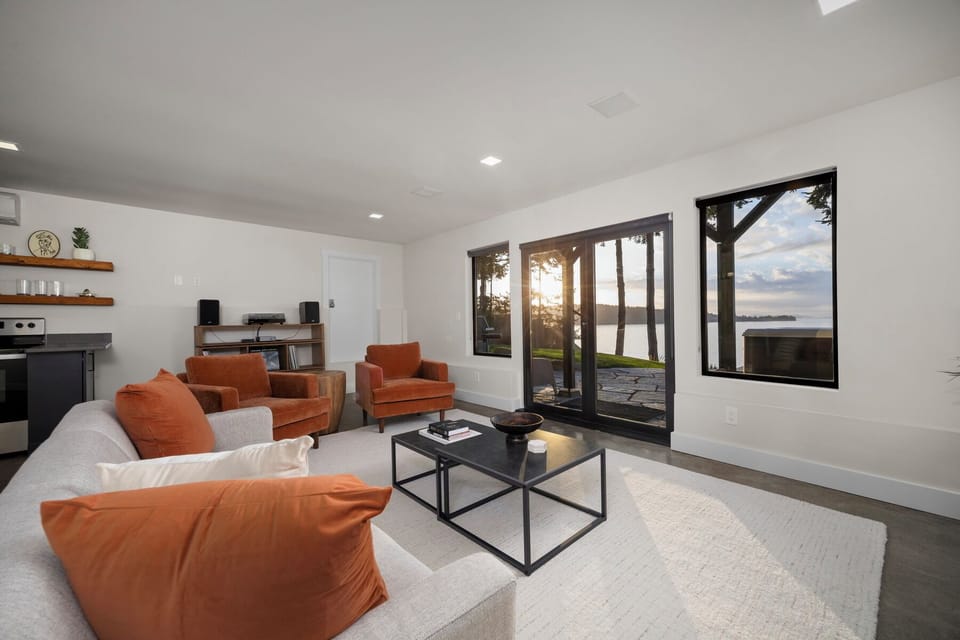 Stylish bonus lounge with plush seating — a perfect spot for reading, games, or quiet conversation.