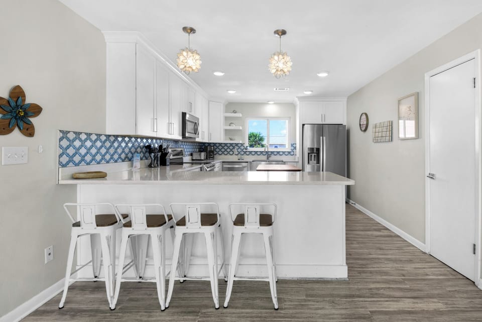 Eat-in kitchen bar seating