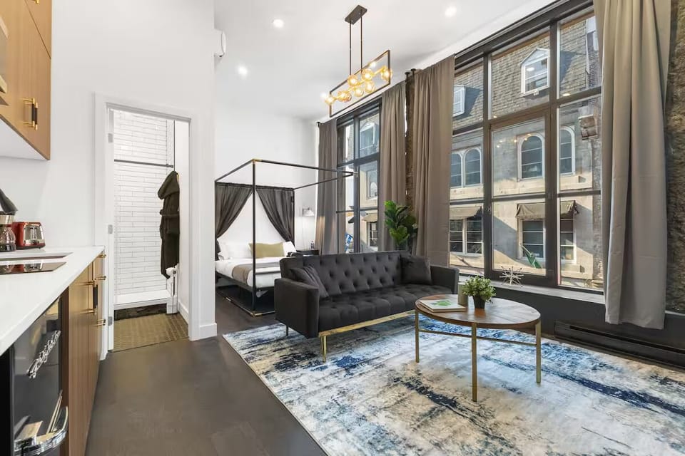 Deluxe Studio Suite, City View | Living area