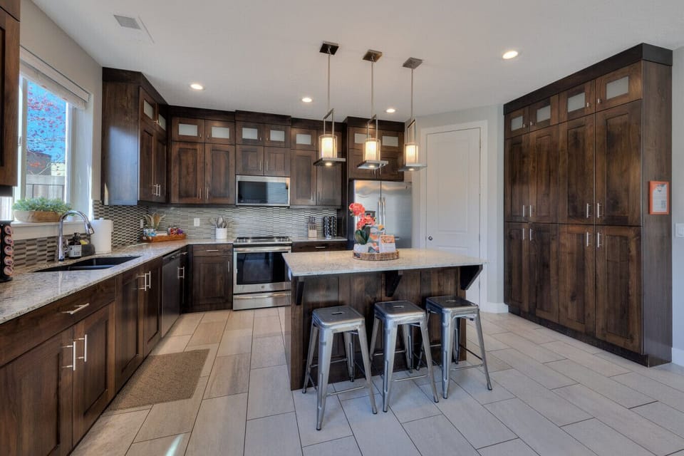 Fully stocked and thoughtfully laid out, the kitchen makes everything from simple snacks to full meals easy and convenient.