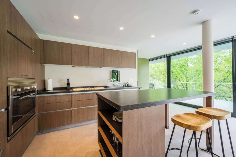 Full-size fridge, microwave, oven, stovetop