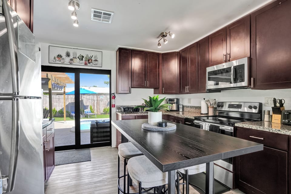 Spacious kitchen with a central island including 4 comfortable stools 