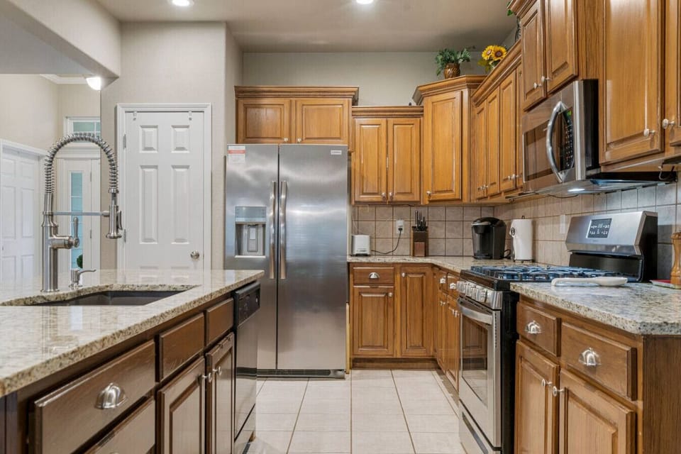 Fridge/freezer with ice maker