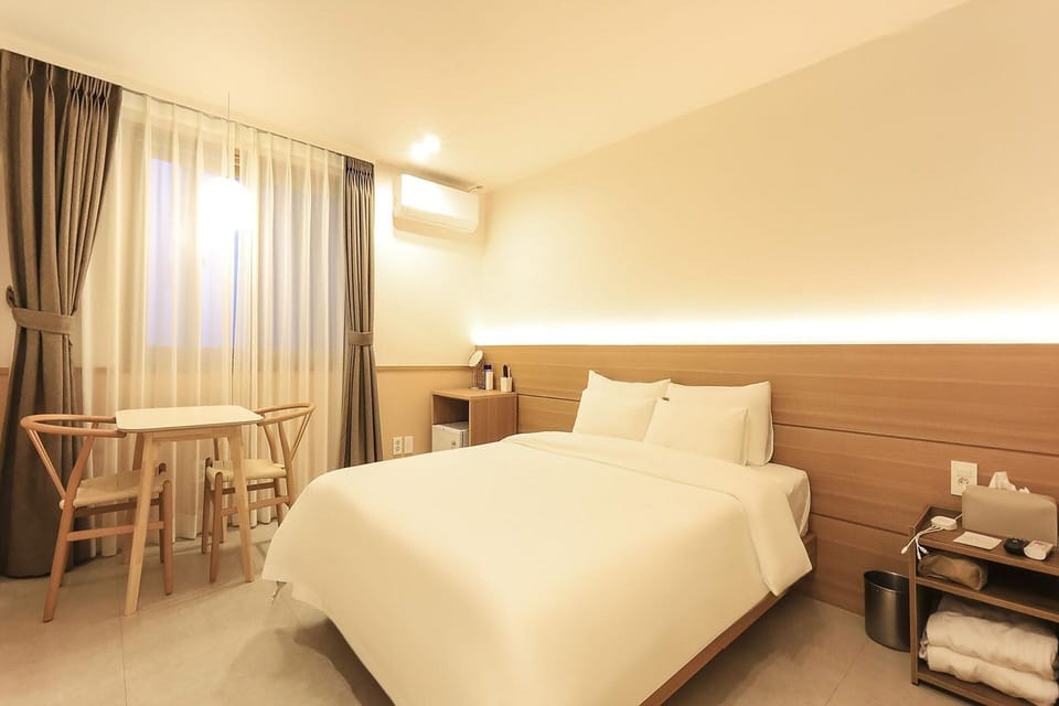 Standard Double Room | Desk, laptop workspace, blackout drapes, soundproofing