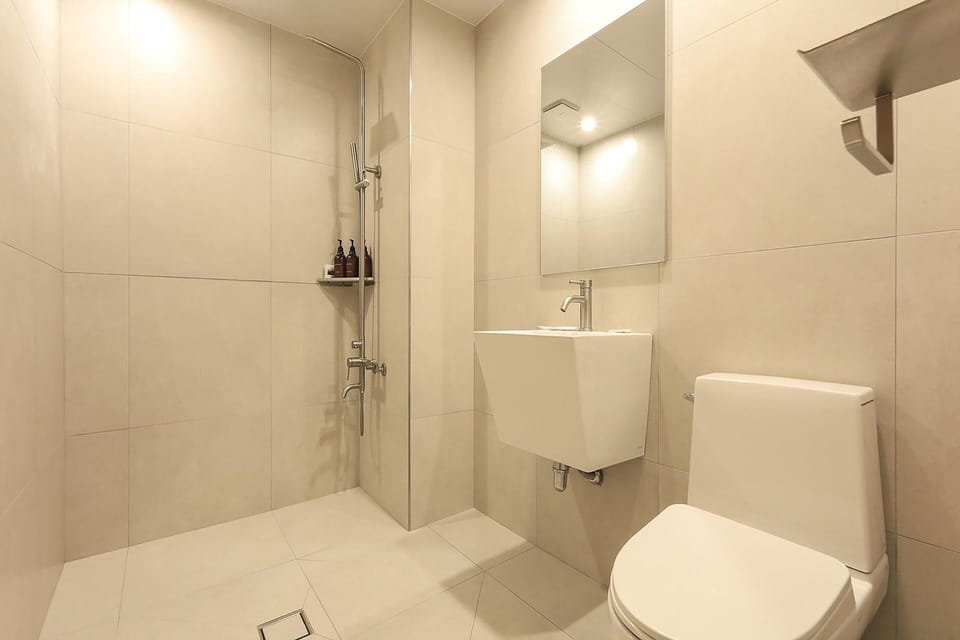 Superior Twin Room | Bathroom | Shower, hair dryer, bathrobes, slippers