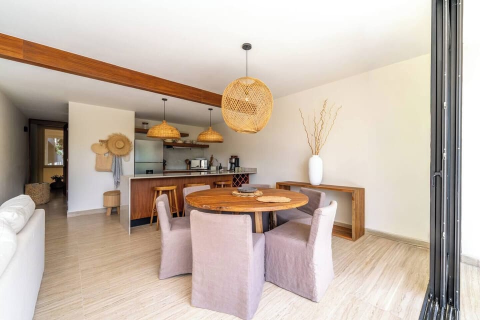 Dining Area & Kitchenette