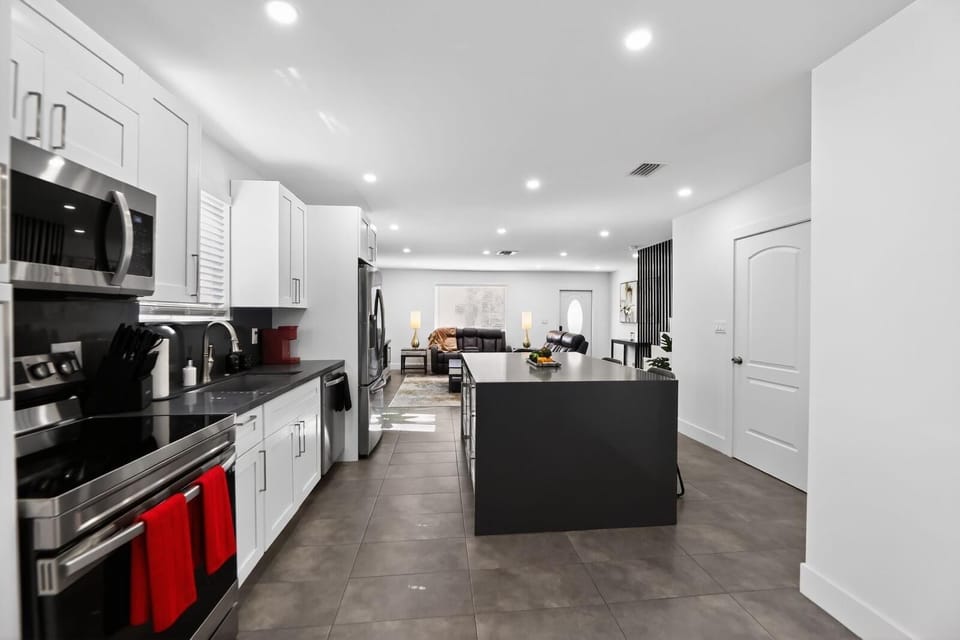 Full-size fridge, oven, stovetop, dishwasher