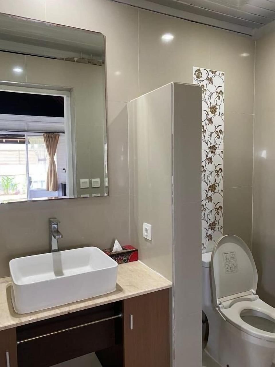 Shower, bidet, towels, soap