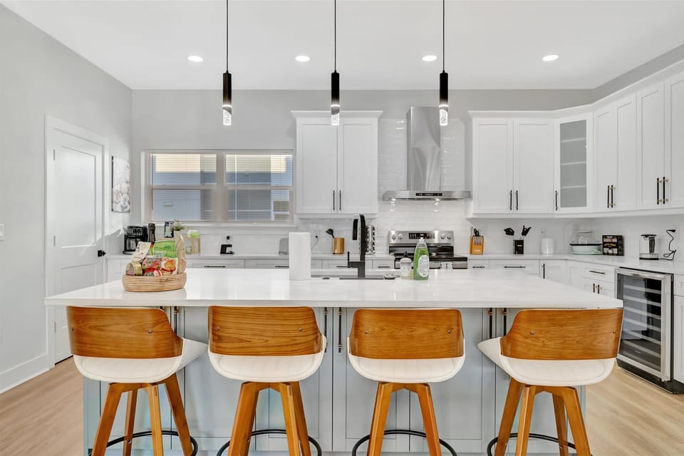Deluxe Apartment, 4 Bedrooms, Balcony | In-room dining