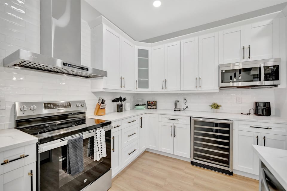 Deluxe Apartment, 4 Bedrooms, Balcony | Private kitchen