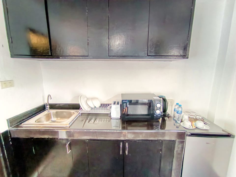 Basic Suite, Pool Access | Private kitchen | Full-size fridge