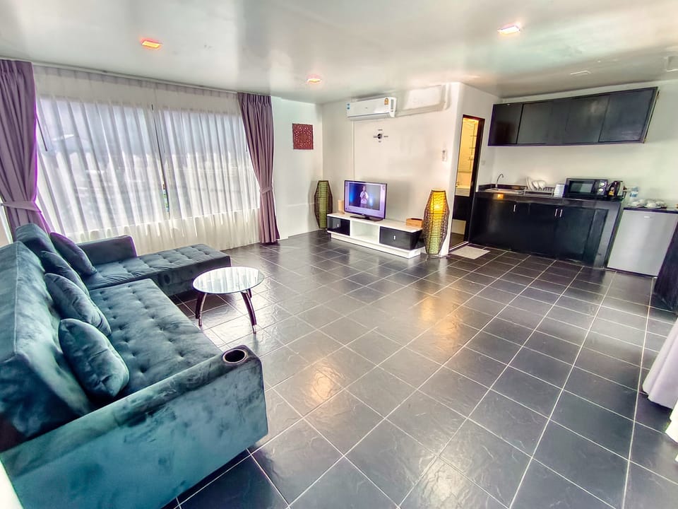 Basic Suite, Pool Access | Living area | 32-inch flat-screen TV with digital channels
